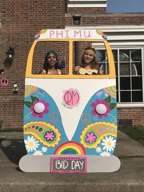 Hippi Decoracion Party, 60s Door Decorations For School, Trunk Or Treat 70s Theme, 70s Theme Float, 70s Theme Backdrop, Groovy Bid Day Theme, Diy Vw Bus Photo Prop, Hippy Grad Party, Hippie Party Centerpieces