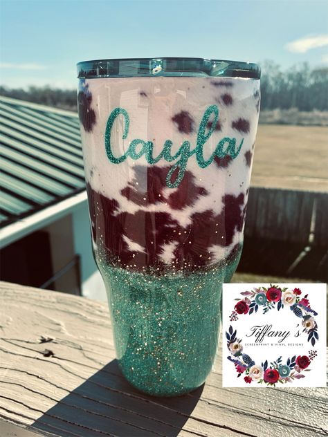 Cow Print Tumbler Cup Glitter, Glitter Cow Tumbler, Cow Epoxy Tumbler, Cow Print Cup Ideas, Cow Print Tumbler Ideas, Western Cup Designs, Cow Tumbler Ideas, Cow Print Cups, Cow Print Water Bottle