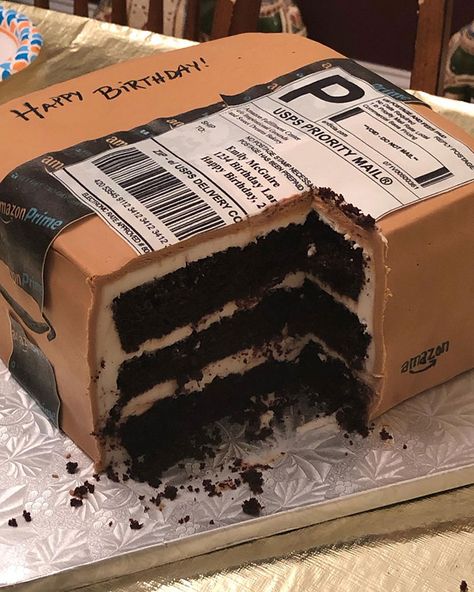 This Woman Loves Ordering From Amazon So Much That Her Husband Brought Her An Amazon Birthday Cake | Bored Panda Prime Cake, Torte Creative, Realistic Cakes, 귀여운 음식 그림, Torte Cupcake, Cake Boxes, Savory Cakes, Salty Cake, Magic Cake