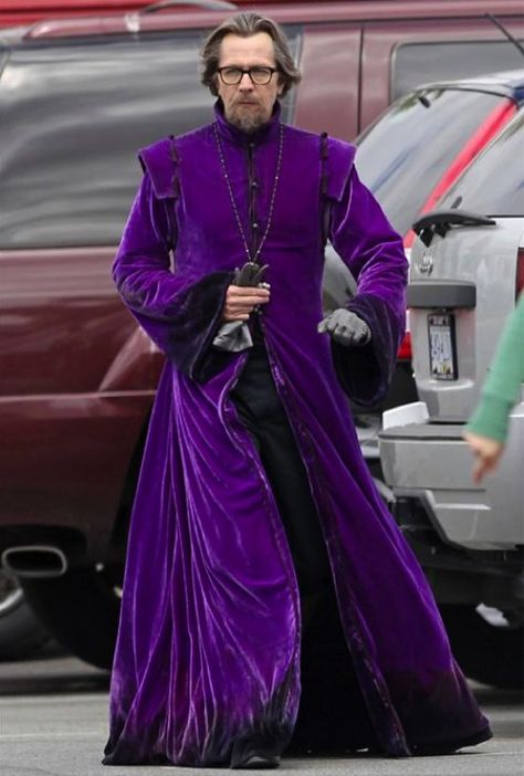 Rock n' robe Wizard Robes, Gary Oldman, All Things Purple, Movie Costumes, Moda Vintage, Purple Velvet, Movie Photo, Little Red Riding Hood, 인물 사진