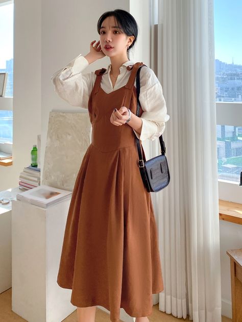 Sleeveless Dress With Shirt Underneath, Strap Dress With Shirt Under, Dress With Shirt Underneath, Pinafore Dress Outfit, Collared Shirt Outfits, Shirt Under Dress, Strap Dress Outfit, Short Frock, Stylish Dress Book