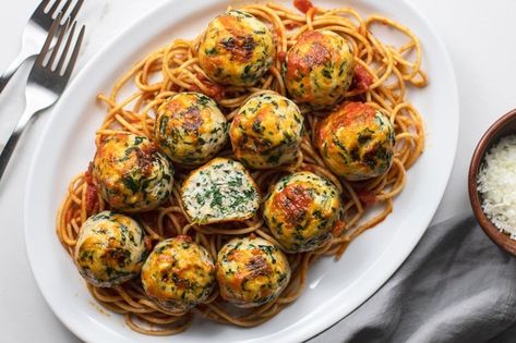 Oh-So-Delicious Cheesy and Garlic-Rich Chicken Florentine Meatballs Delicious Meatballs, Spinach Cheese, Chicken Florentine, Tomato Sauce Recipe, Healthy Family Meals, Ground Chicken, Meatball Recipes, Ww Recipes, Easy Chicken Recipes