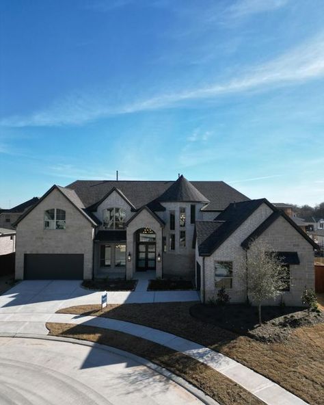 Edgar Rodriguez • Houston Realtor ® on Instagram: "Everything Is Bigger In Texas 🤠 For my California peeps this home is not $2 million dollars+ ❌ Listed at $988,900 😱 This home features 5 Bedrooms + 4.5 Bathrooms 🛁 + Over 4,500 SQFT 🏡+ Game/Media/Office Room🎮 + 3 Car Garage 🏎️+ Extended Patio + Cul-De-Sac 🏡 Move in ready 🥳🏡 Are you interested? Let’s talk 832-815-4892📲" California Mansion Exterior, Texas Mansions Dream Homes, 4 Car Garage House, Suburbs Aesthetic, Houses In Houston Texas, Houses In Texas, Texas Style Homes, Texas Houses, Media Office