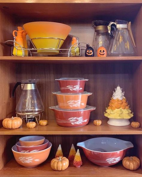 Jacky on Instagram: "An Autumn kitchen display 🍂 I finally have enough vintage Pyrex and kitchenware to rotate my display with the seasons! I’ve left out my two most autumnal Pyrex patterns - Autumn Harvest and Early American. The yellow and orange Blendo salad set was a recent antique mall find - I got such a great deal on it! And, since Halloween is coming up, I added a few spooky decorations 🎃 But it’s early in the season, so I may add a few more small decorations if I find anything good Retro Thanksgiving Decor, Pyrex Display, Small Decorations, Autumn Kitchen, Pyrex Patterns, Spooky Decorations, Pie Party, Retro Thanksgiving, Halloween Is Coming