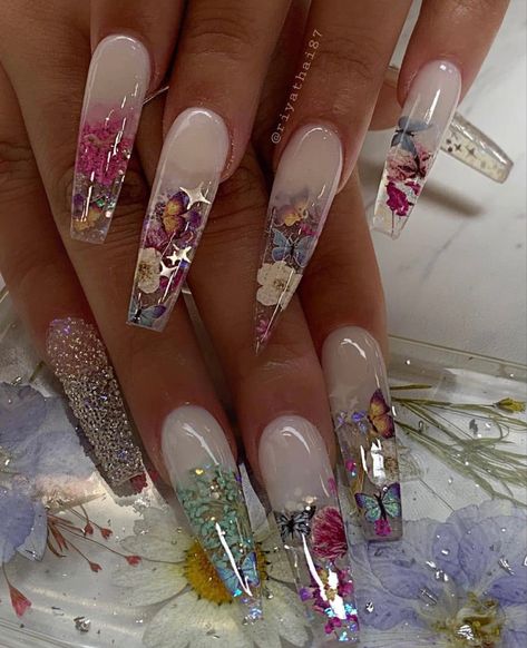 Coffin nail Encapsulated Nails Flowers, Nails Encapsulated, Spirit Fingers, Nails Flowers, Encapsulated Nails, Luminous Nails, Wow Nails, Gold Glitter Nails, Long Acrylic Nail Designs