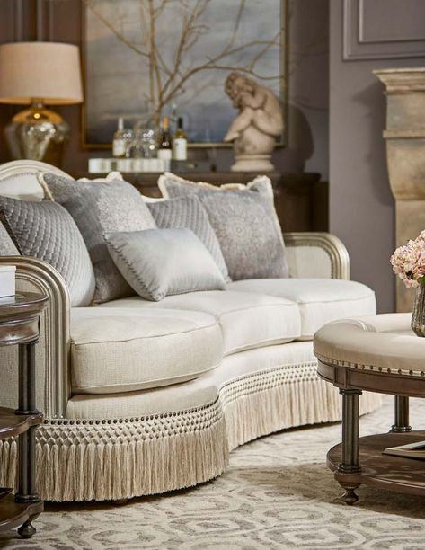 Sectional Ideas, Sofa Elegant, Royal Sofa, Classic Sofa Sets, Elegant Living Room Decor, Classical Furniture, Classic Living Room, Beautiful Sofas, Classic Sofa