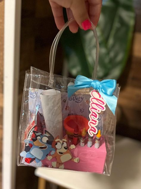 Clear bags party favors * custom for birthday parties, include crayons, coloring pages, play-doh, bubbles and ring pop. Bluey Party Favor Boxes, Bluey Gift Bags, Bubble Party Favors, Birthday Bags, Bluey Party, Peppa Pig Birthday Party, Bubble Party, Bluey Birthday, Ring Pop