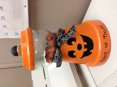 Halloween candy dish Fall Candy Jar Ideas, Diy Halloween Candy Jar, Halloween Candy Dish, Halloween Candy Jar, Pot Craft, Terra Cotta Pot Crafts Diy, Clay Pot Projects, Flower Pot Art, Halloween Clay