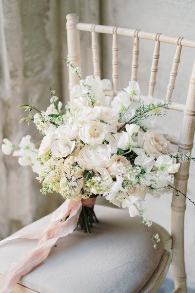 Pink White Bridal Bouquet, Wedding Styling Ideas, Pink Bridal Bouquet, Elopement Bride, Bridal Bouquet Pink, Japanese Wedding, Bridal Bouquet Flowers, House Vintage, White Bridal Bouquet