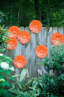 DIY fence art.  Spray paint dollar store metal flowers to brighten up a dreary fence.  Amazing what a little bit of color can do! Scary Halloween Decorations Outdoor, Halloween Decor Diy, Jardim Diy, Christmas Tree Decorating Themes, Diy Halloween Decor, Fence Art, Cement Planters, Scary Halloween Decorations, Fence Decor