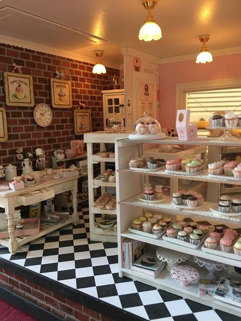 Miniature Bakery Shop, Bakery Dollhouse, Dollhouse Cafe, Cupcake Shop Aesthetic, Dollhouse Bakery, Miniature Shop, Cupcake Shop, Cupcake Shop Interior, Boutique Patisserie