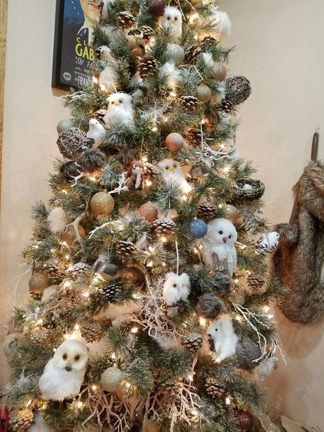 woodland critter christmas tree Woodland Rustic Christmas Tree, Owl Christmas Tree Ideas, Woodland Creature Christmas Tree, Woodland Animal Christmas Tree, Woodland Critter Christmas, Woodland Christmas Theme, Animal Christmas Tree, Forest Wonderland, Christmas Tree Colour Scheme