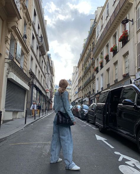 ROSÉ on Instagram: “left Paris with a thousand memories ☁️” Blackpink Rosé Instagram, Rosé Ig Update, Rosé Instagram Update, Instagram Roses, Rosé Instagram, Park Rosé, Rose Park, Rose Wallpaper, Park Chaeyoung