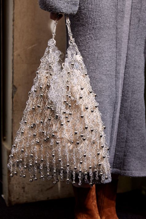 Paco Rabanne Bag, Bling Bags, Diy Bag Designs, Potli Bags, Chic Christmas, Beaded Bag, Fashion Weeks, Paco Rabanne, Beaded Bags