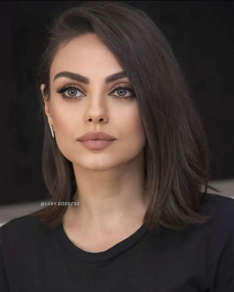 Makeup For Square Face Shape, Square Face Makeup Looks, Hair Color Ideas Vibrant, Mila Kunis Makeup, Mila Kunis Hair, Makeup For Downturned Eyes, Short Hair Color Ideas, Look And Find, Effortless Waves