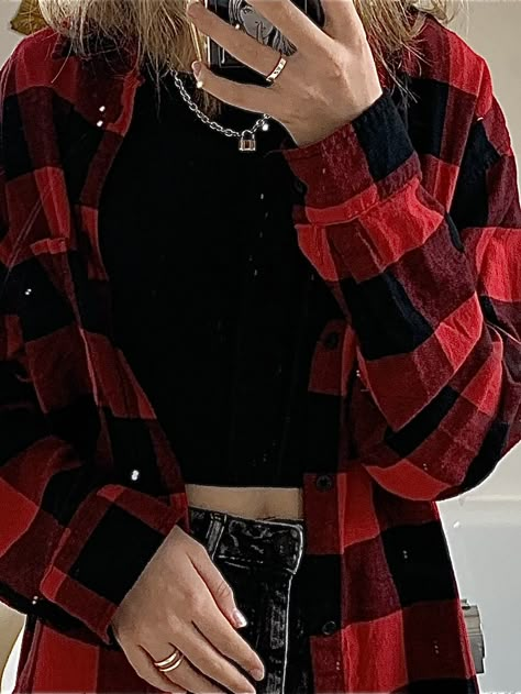 Aesthetic Plaid Outfits, Flannel Outfits Red And Black, Plade Shirts Outfit Grunge, Plaid Jacket Aesthetic, Red Checkered Jacket Outfit, Outfits With Red Flannel, Red Flannel Outfits For Women, Flannel Shirt Styling, Red Flannel Aesthetic