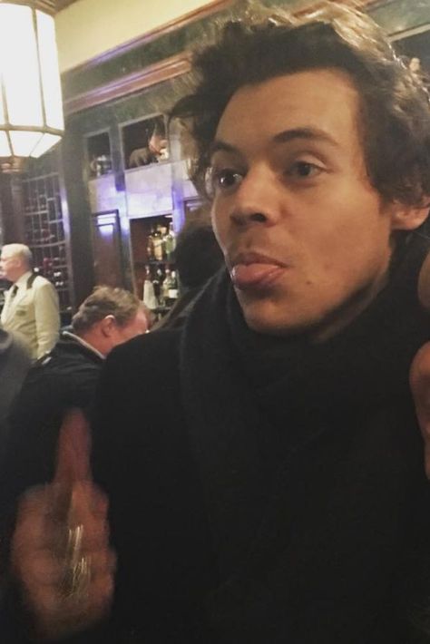 harry styles taking a photo with a fan, new york city, new york, usa, march 14th 2017 Harry Styles Dating Aesthetic, Harry Styles 2017 Aesthetic, Harry Styles Boyfriend Pov, 2017 Harry Styles, Harry Styles New York, Harry Styles Girlfriend, Harry Styles Pictures, Eternal Sunshine, City New York