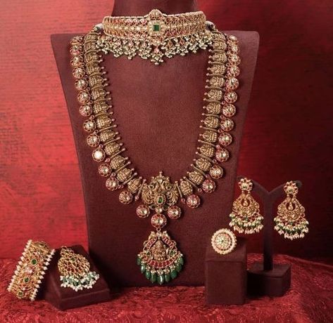 https://in.pinterest.com/krishnajewellersjubileehills/ Bottu Maala Designs, Bottu Mala Necklace Designs, Bridal Jwellary Indian Latest, Latest South Indian Jewellery, Haaram Designs Gold Latest, Bottu Mala Jewellery Designs, South Indian Jewellery Traditional, Latest Gold Jewellery Indian, Traditional Jewelry Antique