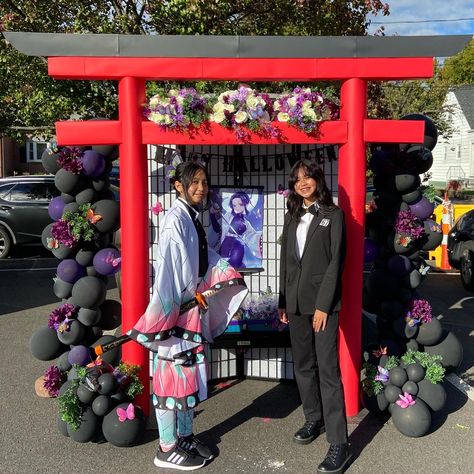 Demon Slayer Trunk Or Treat, Anime Trunk Or Treat, Japanese Backdrop Ideas, Japanese Photo Backdrop, A Night In Tokyo Theme Party, Anime Convention Booth Ideas, Japanese Photo Booth, Anime Convention Booth, Convention Booth