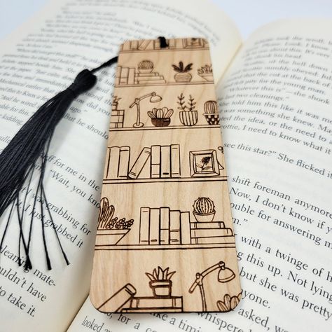 Cricut Wooden Bookmarks, Wooden Bookmarks Handmade, Wood Burnt Bookmarks, Diy Wooden Bookmark, Wood Bookmarks Diy, Laser Engraved Bookmarks, Wood Burning Bookmark Ideas, Woodburning Bookmarks, Culiau Engraving Ideas