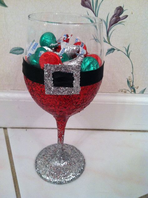 santa wine glass decoration that holds candy! Christmas Wine Glasses, Wine Glass Decor, Wine Craft, Wine Glass Crafts, Glitter Wine, Painted Wine Glasses, Diy Wine, Christmas Wine, Noel Christmas