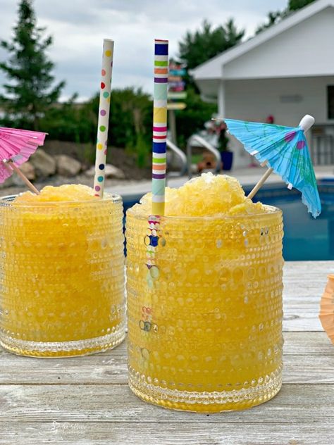 Frozen Vodka Slush - SImply made citrus frozen slush cocktails. Vodka Bucket Recipe, Vodka Slush Recipe, Slushy Alcohol Drinks, Alcoholic Slush Recipes, Alcoholic Slush, Drinks Wallpaper, Alcohol Punch, How To Make Vodka, Vodka Slush