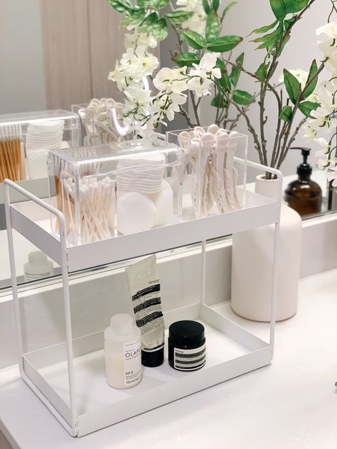 Bathroom Design Organization, Cute Bathroom Counter Ideas, Bathroom Storage Makeup, Skincare Organization Bathroom Counter, Bathroom Organization On Counter, Bathroom Tray Organization, Bathroom Qtip Organization, Hotel Bathroom Organization, Small Bathroom Organisation Storage