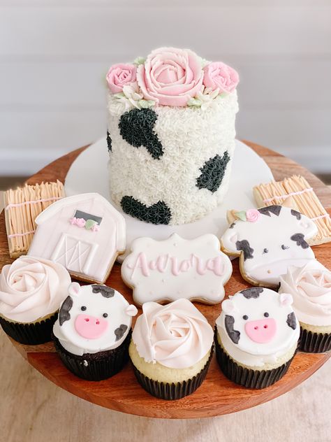 Cake Cow, Cow Birthday Cake, Cow Baby Shower Theme, Cow Print Birthday, Cow Cupcakes, Cow Cake, Cow Cookies, Cow Birthday Parties, Cow Cakes