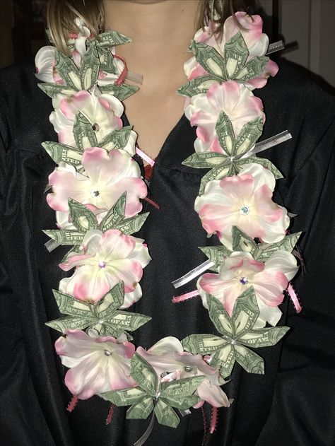 DIY graduation money lei 8th Grade Lei Ideas, Money Flower Leis For Graduation, Lei Ideas For Graduation, Graduation Necklace Ideas, Lace Necklace Diy, Money Leis For Graduation Diy, Graduation Vibes, Leis For Graduation, Bouquet Money