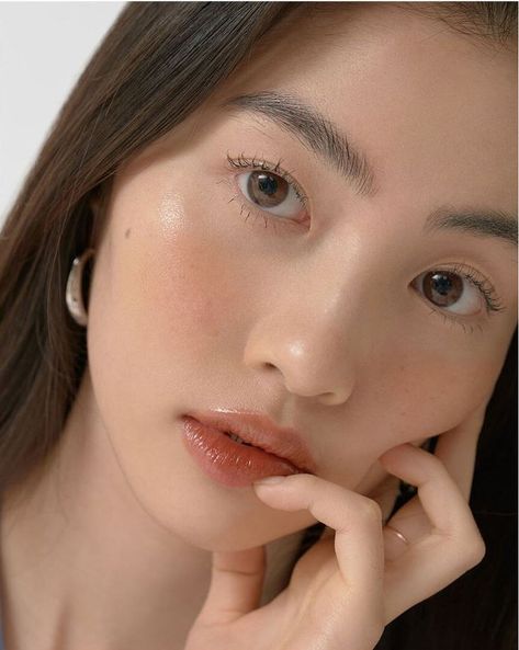 Natural Makeup Cool Skin Tone, Soft Makeup Look Asian, Neutral Skintone Makeup, Soft Clean Makeup Look, Coral Makeup Looks Korean, Korean Spring Makeup, No Make Up Make Up Look Asian, Warm Toned Makeup Looks, Fresh Faced Makeup