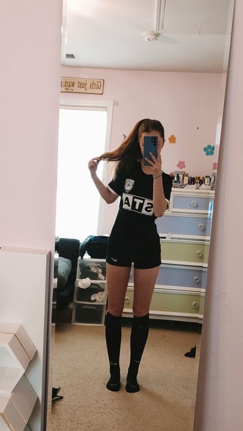 Womens Soccer Outfit, Girls Soccer Outfit, Soccer Girl Outfits For Practice, Soccer Outfits Aesthetic, Soccer Fits Women, Soccer Practice Aesthetic, Girl Soccer Outfits, Football Practice Outfit, Soccer Training Outfits