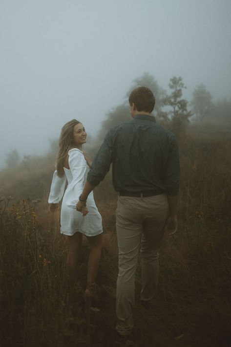 Pre Wedding Shoot Mountains, Foggy Couple Photoshoot, Couples Engagement Outfits, Waterfall Couple Photoshoot, Mountain Photoshoot Ideas, Photoshoot Ideas Wedding, Mountain Photo Ideas, Wedding Photographer Outfit, Rainy Photoshoot