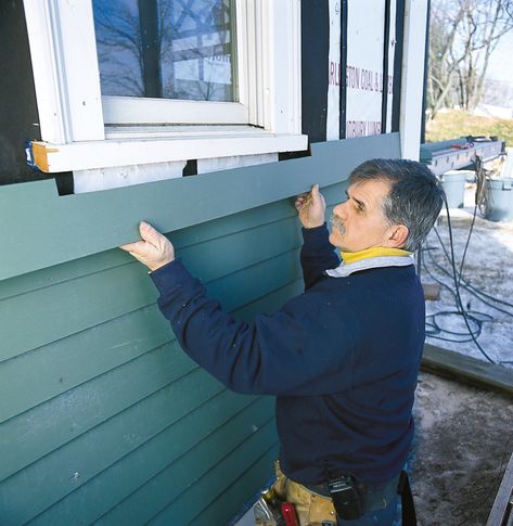 Tom Silva's step-by-step method for hanging clapboard to keep it level and watertight. Wood Shingle Siding, Solid Stain Colors, Outdoor Woodworking Projects, Types Of Siding, Clapboard Siding, Fiber Cement Siding, Cement Siding, Installing Siding, Shingle Siding