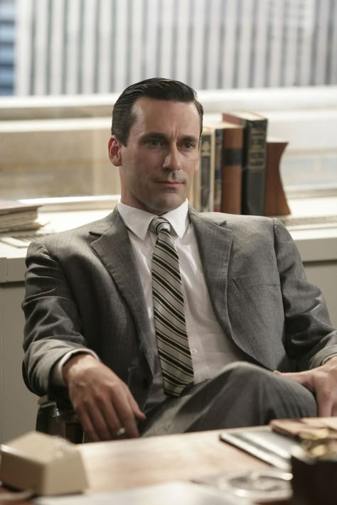 DONALD DRAPER | Jon Hamm | ©AMC. John Hamm, Social Clothes, Doctor Logos, Don Draper, Mad Men Fashion, Jon Hamm, Ivy Style, Corte De Cabelo Masculino, Guys Be Like