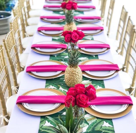 Hot Pink Tropical Table Schnee Party, Tropical Theme Party, Gold Chiavari Chairs, Tropical Birthday Party, Luau Theme Party, Tafel Decor, Fiesta Tropical, Havana Nights, Tropical Birthday