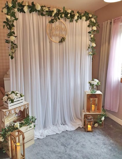 Wedding Backdrop Design Simple, Design Diy Ideas, Diy Photo Backdrop, Decoration Evenementielle, Wedding Background Decoration, Photo Backdrop Wedding, Diy Wedding Backdrop, Desi Wedding Decor, Wedding Backdrop Design