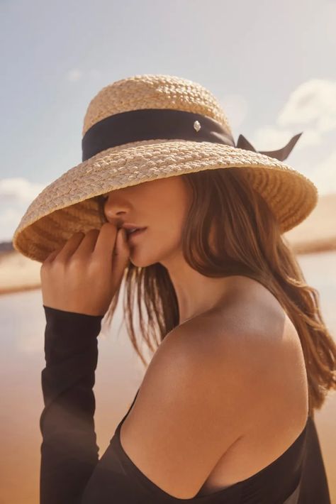 Helen Kaminski celebrates 40 years of craftsmanship and sustainability | LDNFASHION Helen Kaminski Hats, Helen Kaminski, Sustainable Accessories, Raffia Hat, Crochet Daisy, Crown Braid, Nice Outfits, Accessories Brand, Summer Hat