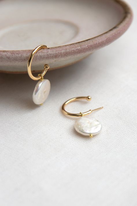 Earing Photo Ideas, Pearl Jewellery Photography, Minimal Jewellery Photography, How To Take Earring Product Photos, Jewelry Accessories Photoshoot, Jewelry Photography Earrings, Jewelry Accessories Photography, Pearl Jewelry Photography, Earing Photography Ideas