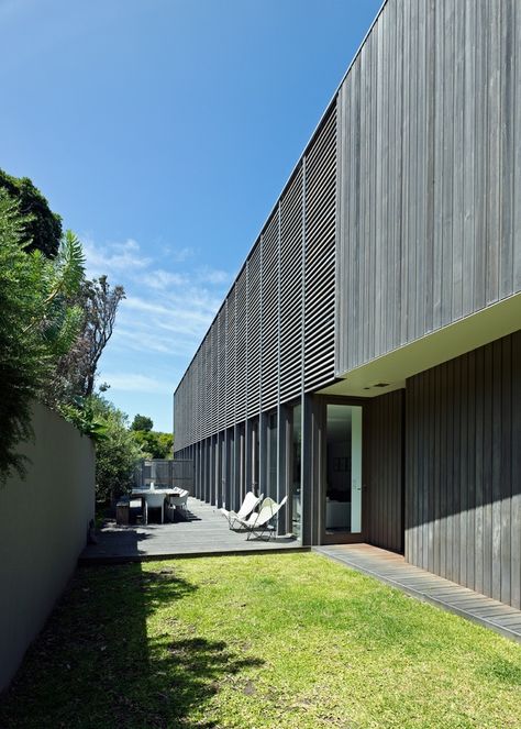 A cedar-clad house on Victoria’s Mornington Peninsula by Ashley Lochhead Architects. Perth House, Eco Outdoor, Wooden Cladding, Exterior Wall Cladding, Timber Battens, Timber Screens, External Cladding, Beach House Exterior, Innovation Centre