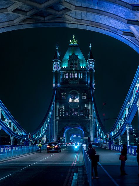 Tower Bridge at Night, London. Amazing, looks like something out of a neo-noir sci-fi. #LondonLandmarks #TowerBridge #LondonTravel Tower Bridge London, London Town, London Photos, Blue Hour, London Love, A Bridge, England Uk, The Tower, England Travel