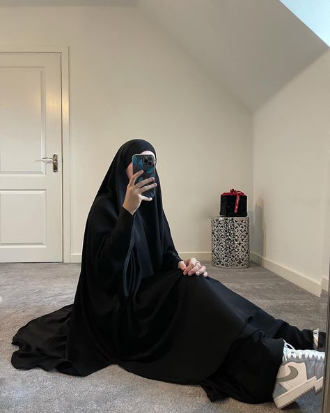 IG: @Amirahhldn #jilbab #abaya #hijabi #modestwear #jilly #hijabinspiration #hijabfashion Black Hijab, Two Piece, Black