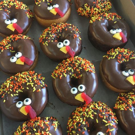 Thanksgiving Turkey Doughnuts, preschool party, school, Donuts Ideas, Cute Thanksgiving Desserts, Holiday Donuts, Fall Donuts, Turkey In Disguise, Donut Decorating Ideas, Thanksgiving Desserts Kids, Thanksgiving Snacks, Thanksgiving Breakfast