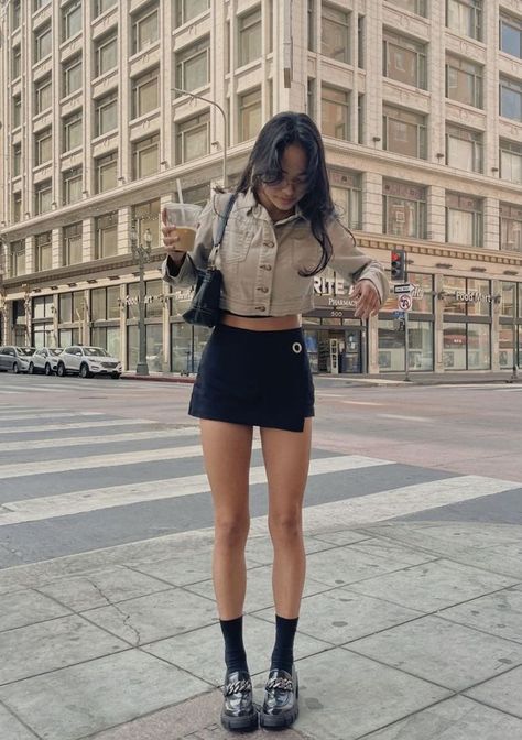 Diva Aesthetic, Ig Baddie, Skirt Outfit Fall, Light Feminine, Fashion Bella, Loafers Outfit, Dope Fits, Uni Outfits, Fall Inspo