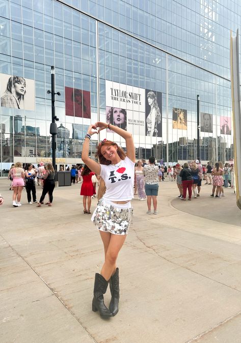 Eras tour outfit inspirstion, US bank stadium, taylor swift, mirrorball, concert Era Tour Movie Outfits, Taylor Swift Eras Tour Outfits Mirrorball, Cowboy Like Me Eras Tour Outfit, Taylor Movie Outfits, Concert Taylor Swift Outfit, 22 Eras Tour Outfit, Taylor Swift Outfits For Eras Tour, Era Your Outfits, Ts Concert Outfit