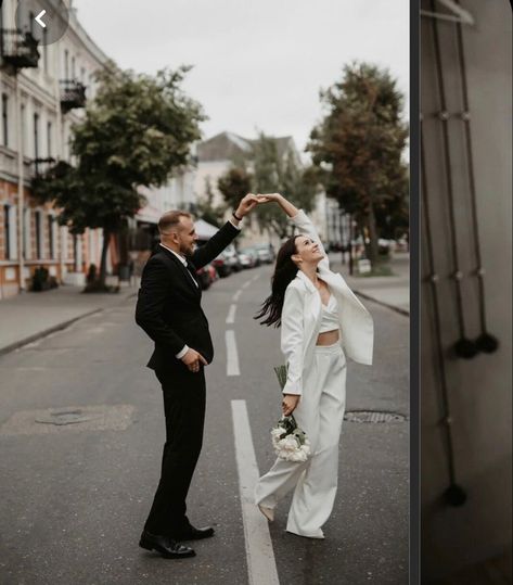 Pre Wedding Street Photo Ideas, Prewedding White Dress, Street Photography Wedding, Street Wedding Photoshoot, Street Style Wedding Photography, Engagement Photos Documentary, Classic Couple Photoshoot, Wedding Street Photography, Street Prewedding Photo Ideas