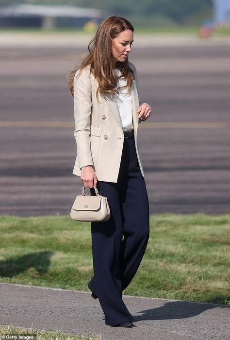 Kate Fashion, Looks Kate Middleton, Kate Bags, Cambridge Family, Princess Katherine, Princess Catherine, Estilo Real, Middleton Style, Cream Blazer