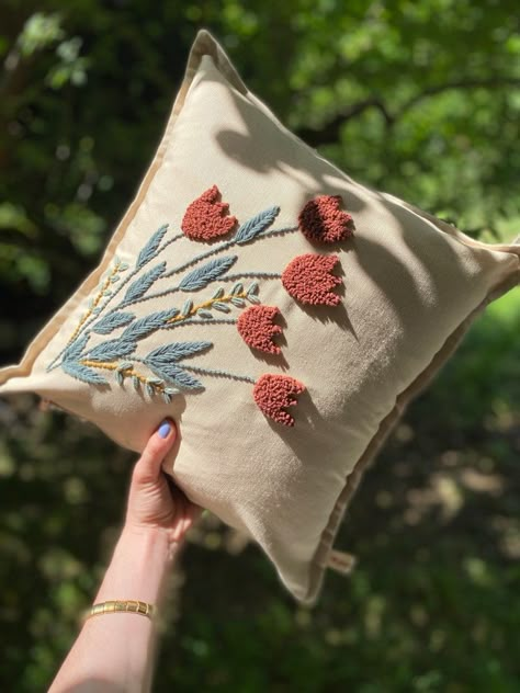 Tulip Pillow, Hand Tufting, Cushion Embroidery, Pillow Embroidery, Crochet Cushion, Crochet Cushion Cover, Needle Embroidery, Punch Needle Patterns, Punch Needle Embroidery