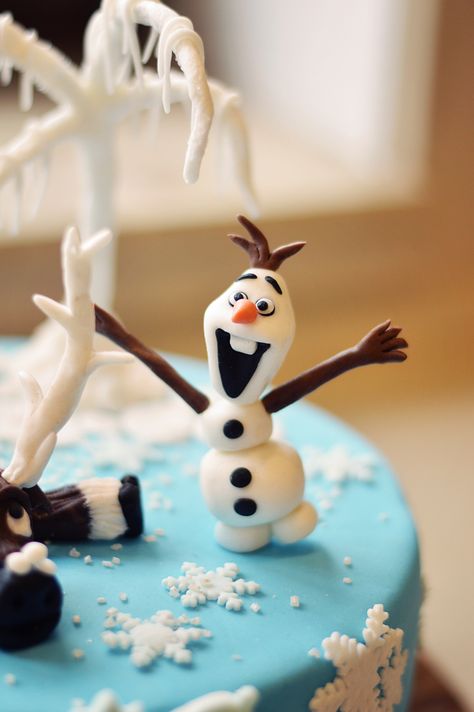 Frozen cake - Olaf fondant topper Fondant Olaf, Diy Anniversaire, Olaf Cake, Fondant Flower Tutorial, Fondant Cake Designs, Frozen Birthday Cake, Clay Crafts For Kids, Cake Topper Tutorial, Fondant Animals