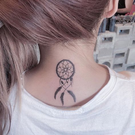 Atrapasueños simple - Tatuajes para Mujeres Minimal Tatoo, Atrapasueños Tattoo, Dream Catcher Tattoo Small, Tattoo Infinity, Lotusblume Tattoo, Infected Tattoo, Dreamcatcher Tattoos, Best Neck Tattoos, Dream Catcher Tattoo Design