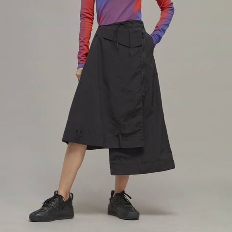 A new take on functionality, the Y-3 Crinkle Nylon Skirt finds inspiration in the outdoors. It's crafted from sleek, durable nylon plain weave material cut in a loose shape and finished with an asymmetrical hem. Nylon Skirt, Secret Closet, Queer Eye, Detachable Skirt, Nylon Pants, Sport Style, Women Lifestyle, Black Bottoms, Asymmetrical Hem